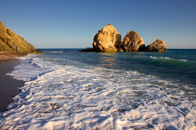 Grandes rocas frente a la costa de Chipre