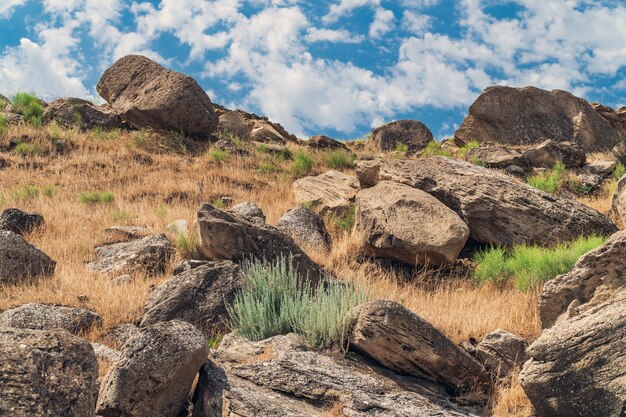 Grandes rocas en la ladera de la montaña