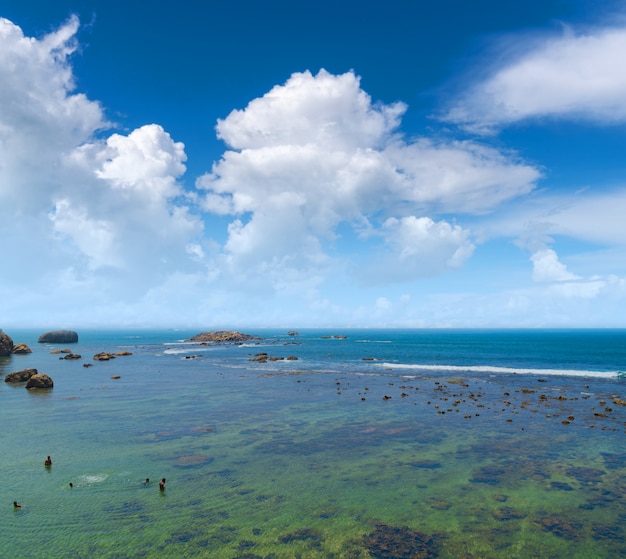 Grandes rocas en el océano cerca de la costa.