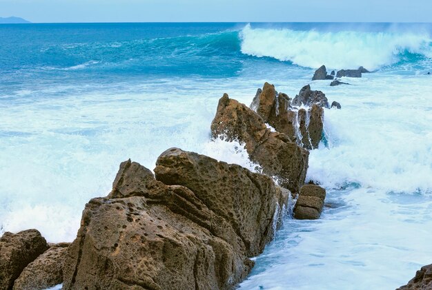 Grandes rocas en la playa Azkorri o Gorrondatxe en la ciudad de Getxo, Vizcaya, País Vasco (España).