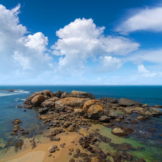 Grandes rochas no oceano perto da costa.