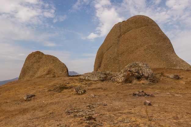 Grandes rochas no topo da cordilheira demerdzhi