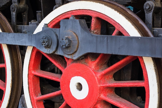 Grandes rodas enferrujadas vermelhas do velho motor a vapor