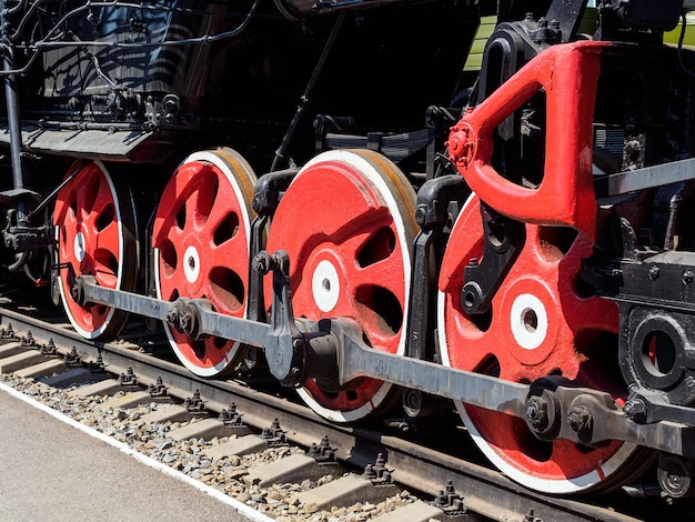 Grandes ruedas de metal de un viejo tren