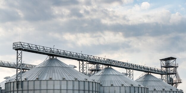 Grandes silos de grãos em uma fazenda