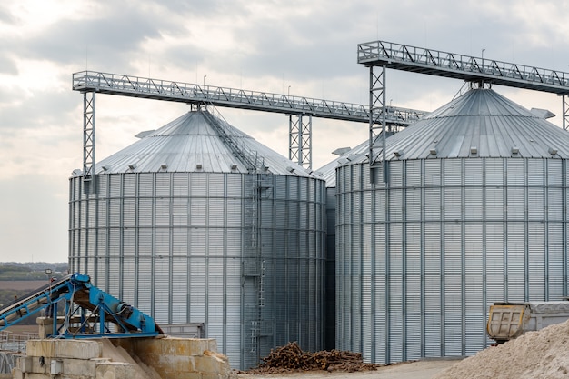 Grandes silos de grano en una granja