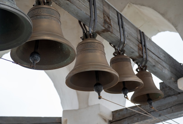 Grandes sinos de igreja. fila de sinos na torre do sino da igreja