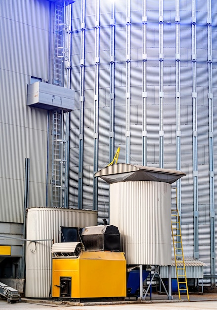 Grandes tanques de armazenamento de fábrica Recipientes industriais de metal enormes