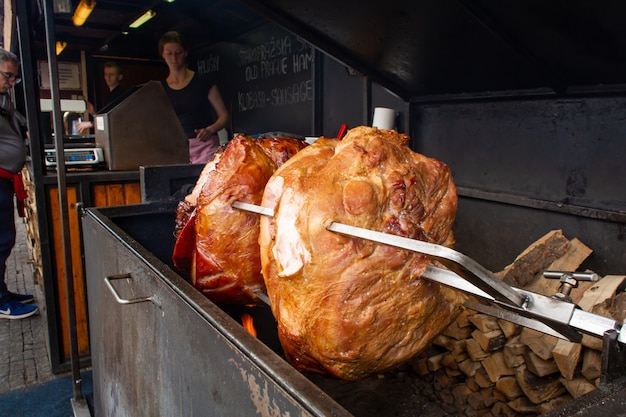 Grandes trozos de carne jugosa a la parrilla. Comida callejera en la plaza en el centro de la ciudad vieja