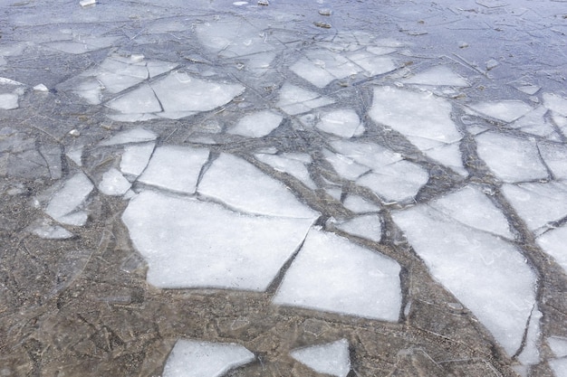 Grandes trozos de hielo agrietado en el río. Deriva de hielo.