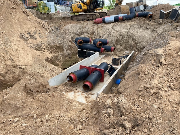 Grandes tuberías industriales modernas de agua de plástico de polietileno de gran diámetro yacen en un pozo