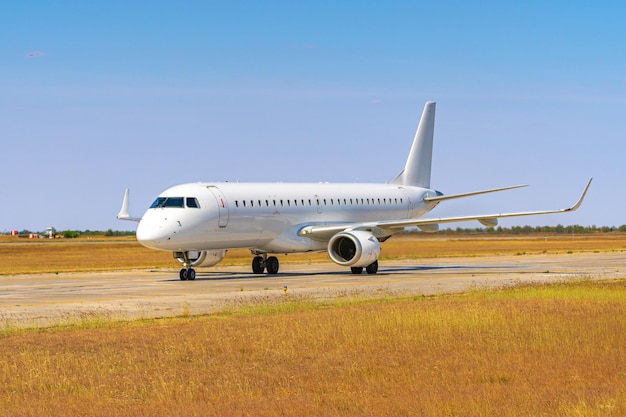 Grandes unidades de avión de pasajeros a lo largo de la pista del aeropuerto