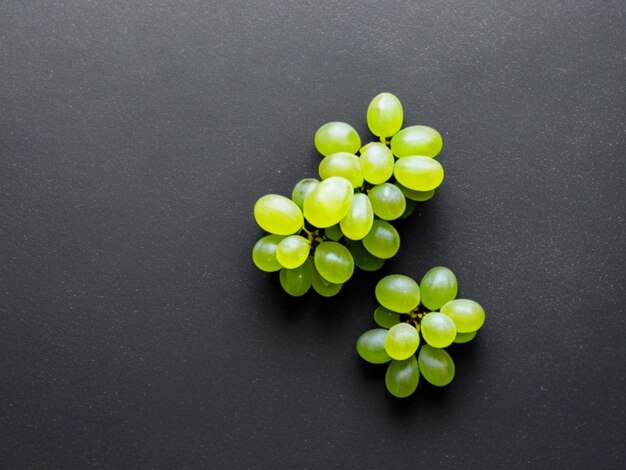 Grandes uvas verdes Deliciosas frutas maduras Belas uvas grandes Publicidade para um catálogo de alimentos Fundo preto