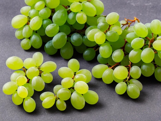 Grandes uvas verdes deliciosas frutas maduras hermosas uvas grandes publicidad para un catálogo de alimentos fondo negro