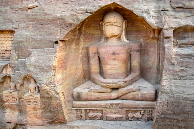 Grandiosas estátuas monolíticas escavadas na rocha e monumentos dos jainistas em Siddhanchala Gwalior. Madhya Pradesh, Índia