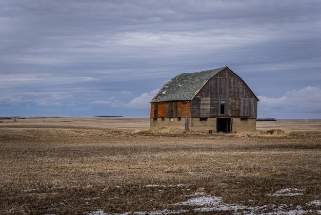 Un granero abandonado con cimientos de piedra en las praderas de Saskatchewan