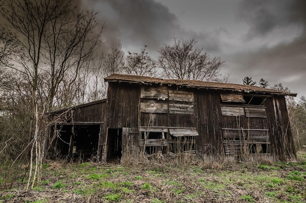 Granero de madera abandonado