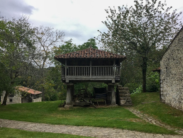 Granero de madera en una zona rural de España