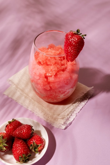 Foto granita-dessert mit erdbeersortiment