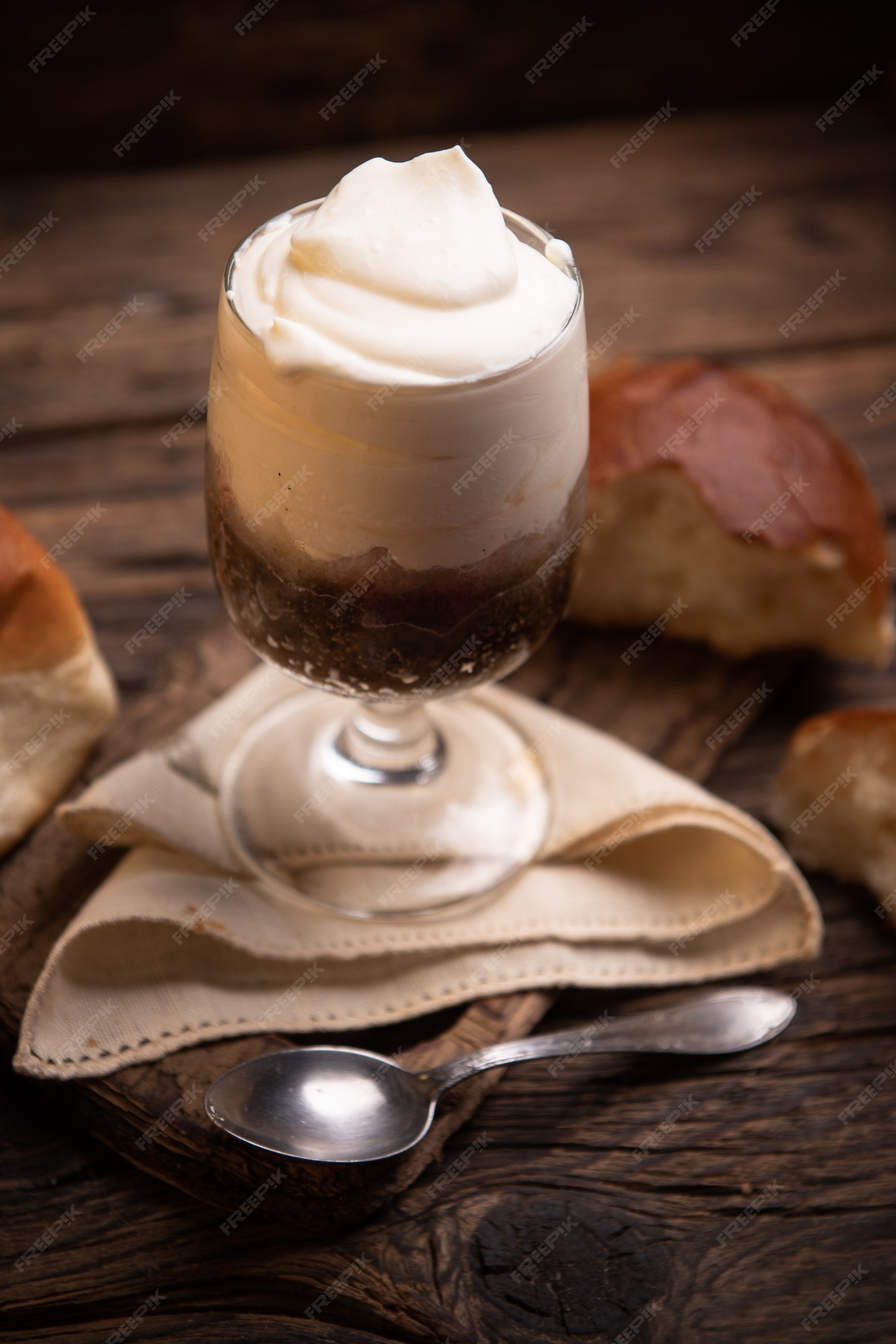 Granita típica de café siciliano com creme de perto