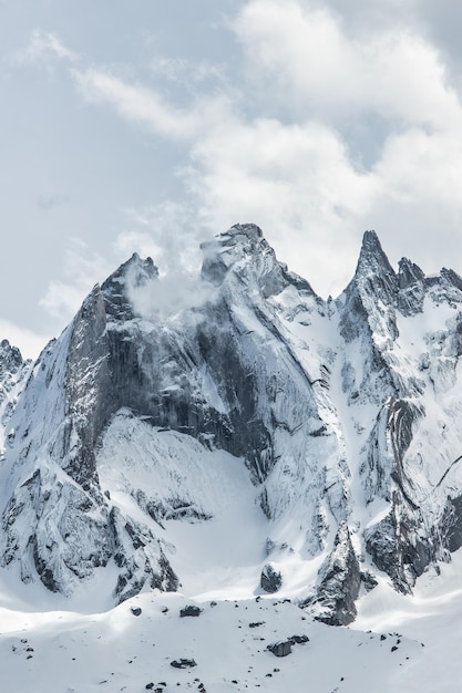 Granitberge mit Schnee