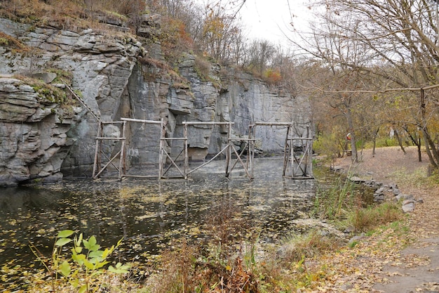 Granitfelsen der Bukski-Schlucht mit dem Fluss Girskyi Tikych Malerische Landschaft und schöner Ort in der Ukraine