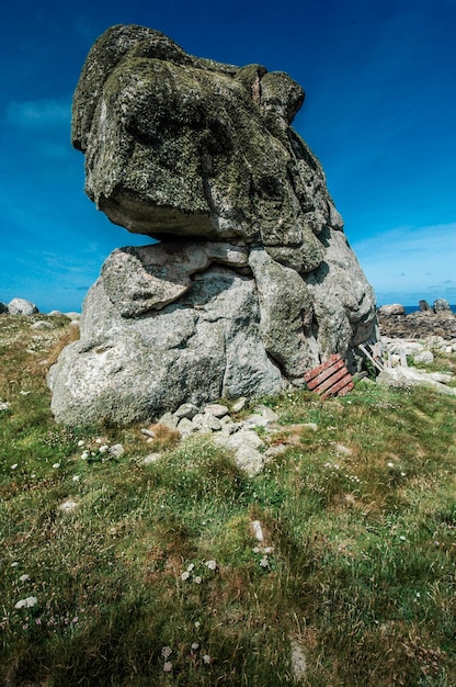 Foto granitfelsen heben sich vor blauem himmel auf der insel ouessant in der bretagne in frankreich ab