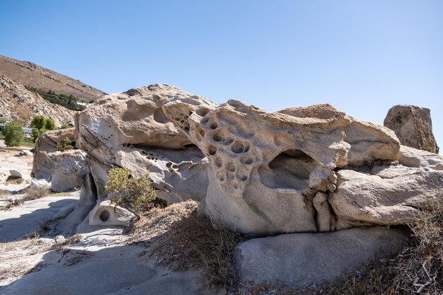 Granitgraue Felsen, geformt durch das Meeressalz und den Windhintergrund Kolymbithres Insel Paros Griechenland