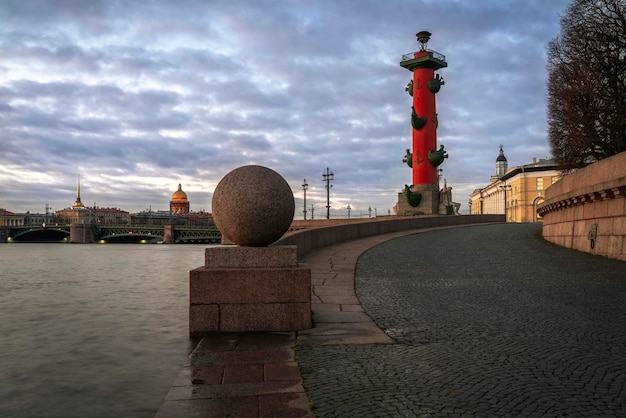 Granitkugel auf der Nehrung der Wassiljewski-Insel und der Rostralsäule St. Petersburg