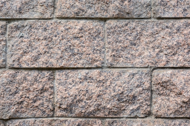 Granitmauerwerk an der Wand eines Wohngebäudes