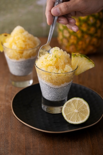 Foto granizado de piña con pudín de chia ángulo alto