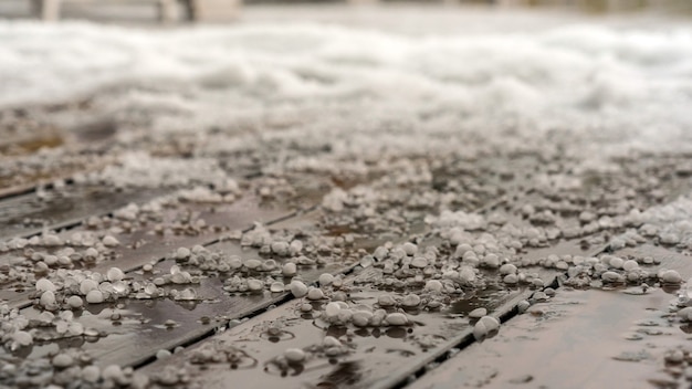 Granizo en el suelo, otoño en Krasnaya Polyana, Sochi