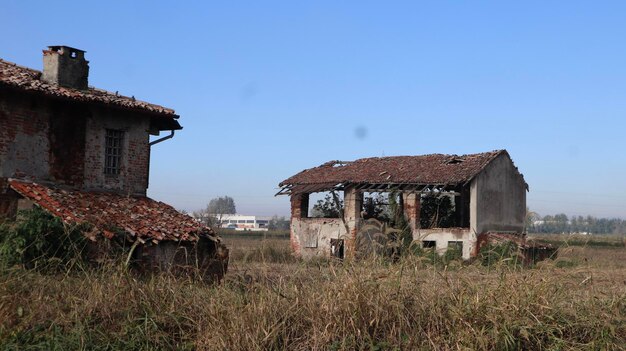 Granja abandonada en el campo de Lombardía, Italia