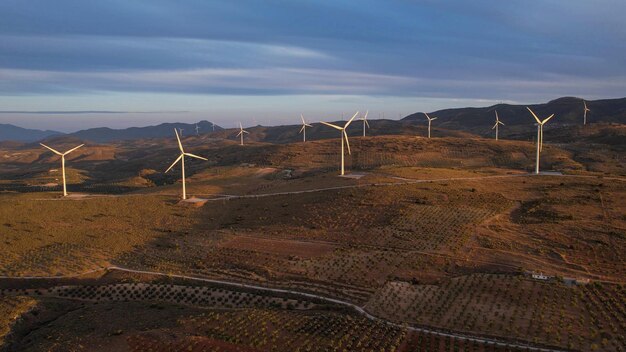 Granja de aerogeneradores en funcionamiento al atardecer. Vista aérea. Granada. España.