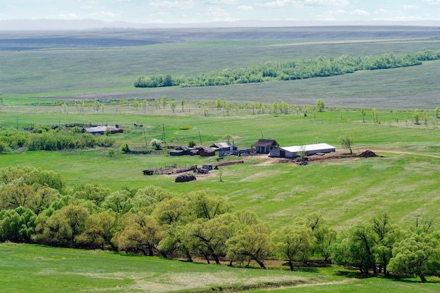 Granja agrícola entre campos de primavera cerca de la aldea de Voskresenovka región de Orenburg Rusia