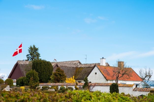 Granja danesa vieja en el campo danés