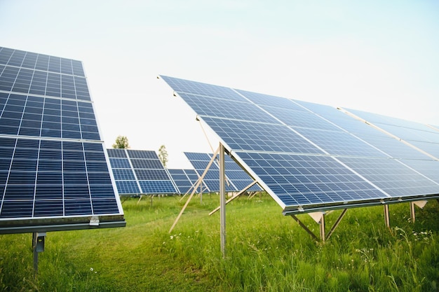 Granja de energía de paneles solares sobre fondo de cielo