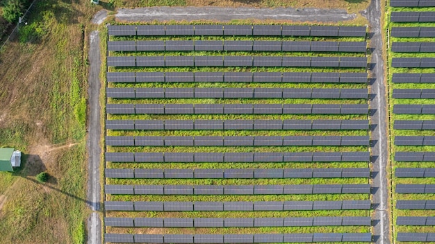 Granja de energía solar desde la vista de un dronTecnología de energía verde