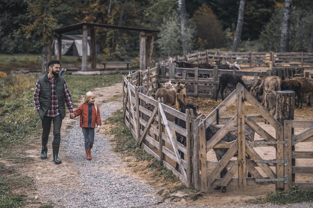 En la granja Farmer y su hija pasan tiempo en la granja.