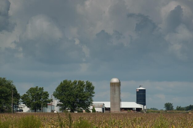 Granja con nubes dramáticas en Ohio.