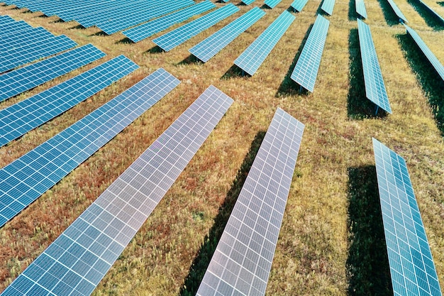 Granja de paneles solares en el campo.