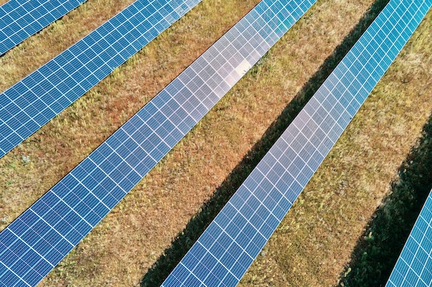 Granja de paneles solares en el campo.