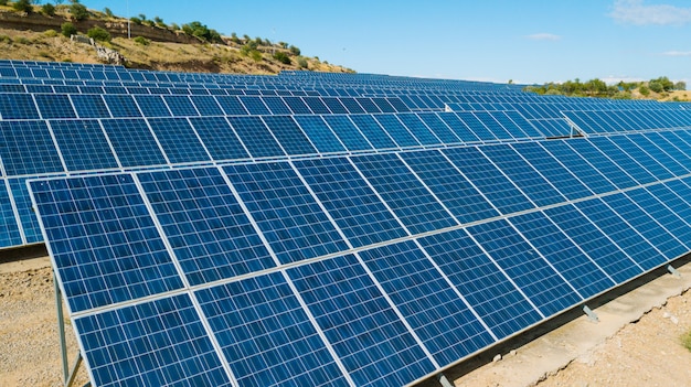 Granja de paneles solares visto desde arriba en un paisaje rural. Concepto de energías ecológicas y renovables.