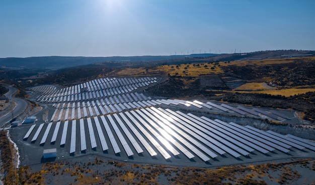 Granja solar eléctrica con paneles para producir energía ecológica limpia en Pissouri, Chipre