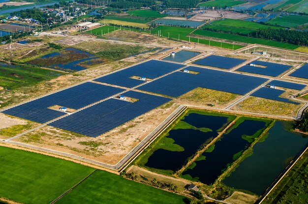 Granja solar, paneles solares desde el aire