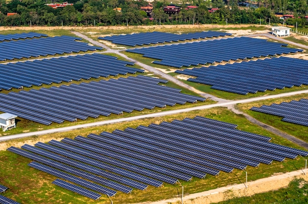 Foto granja solar, paneles solares desde el aire