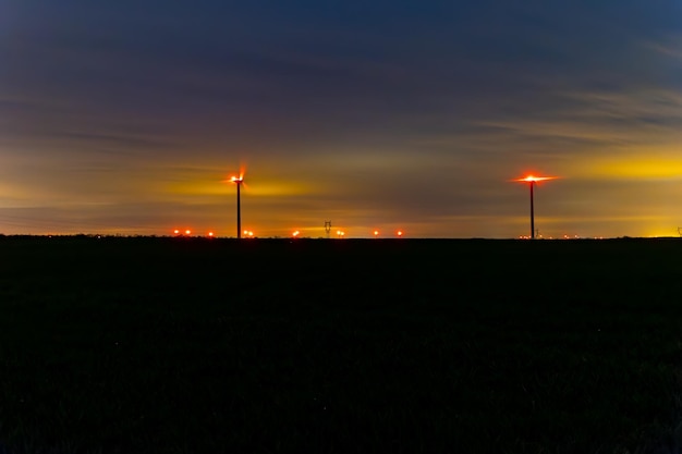 Foto granja de turbinas eólicas por la noche en el departamento de meuse, francia