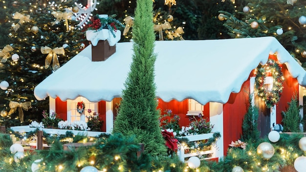 Granja vacacional en miniatura decorada con elementos navideños festivos