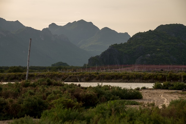 Granjas de camarones y montañas de piedra caliza al atardecer en el Parque Nacional Sam Roi Yot, Tailandia