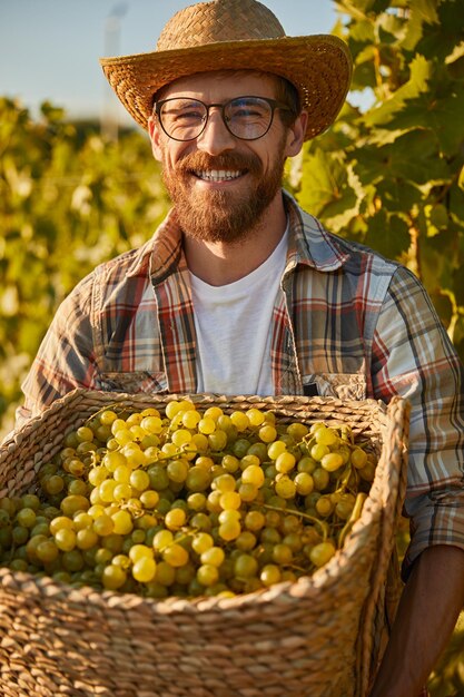 Granjero alegre con uvas